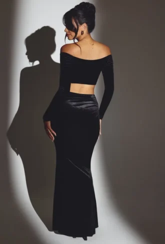 Adele Velvet Off-Shoulder Ruched Crop Top i Jet Black
