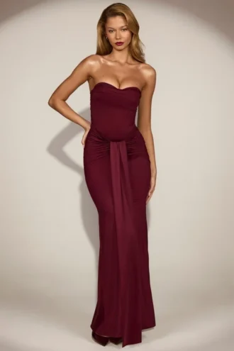 Aisra Satin Peekaboo Bandeau Draped Gown i vinrött