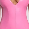 Allani Vinyl Plunge Neck Bodycon Miniklänning i rosa