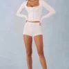Amoura stickade minishorts med medelhög midja i färgen Ivory