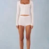 Amoura stickade minishorts med medelhög midja i färgen Ivory