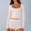 Amoura stickade minishorts med medelhög midja i färgen Ivory