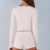 Amoura stickade minishorts med medelhög midja i färgen Ivory