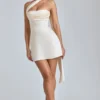 Anastasia draperad halterneck-miniklänning i satin i färgen Ivory