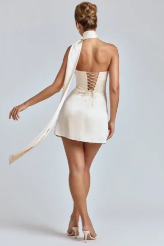 Anastasia draperad halterneck-miniklänning i satin i färgen Ivory