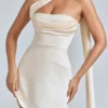 Anastasia draperad halterneck-miniklänning i satin i färgen Ivory