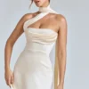 Anastasia draperad halterneck-miniklänning i satin i färgen Ivory