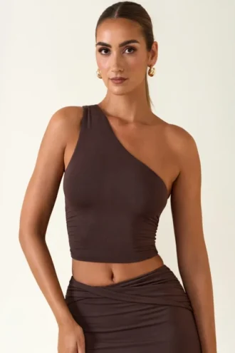 Andi Modal One-Shoulder Top i chokladbrunt