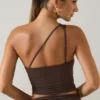 Andi Modal One-Shoulder Top i chokladbrunt