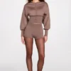 Antonia stickade minishorts med medelhög midja i färgen Mocha
