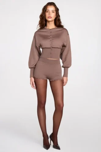 Antonia stickade minishorts med medelhög midja i färgen Mocha