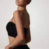 Ariana Embellished Cut-Out Crop Top i svart