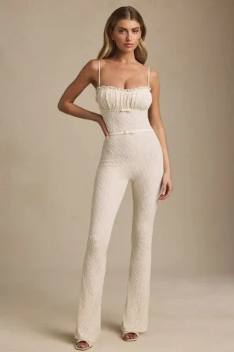 Arlena Jumpsuit med spets och rosettdetaljer i färg Ivory