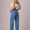 Bobbi Mid-Rise Barrel-Leg Jeans i mellblå tvätt