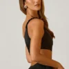 Brisa asymmetrisk crop top med rynkad detalj i svart