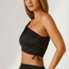 Brisa asymmetrisk crop top med rynkad detalj i svart