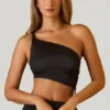 Brisa asymmetrisk crop top med rynkad detalj i svart