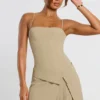 Bruna vävd twill-miniklänning med veck och överlappande snitt i taupe