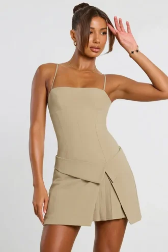 Bruna vävd twill-miniklänning med veck och överlappande snitt i taupe