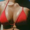 Canggu triangel-bikinitopp med charmdetaljer i eldrött