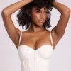 Cassandra vinylkorsett-crop-top med bygel i vitt