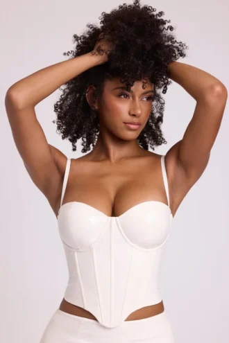Cassandra vinylkorsett-crop-top med bygel i vitt