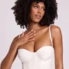 Cassandra vinylkorsett-crop-top med bygel i vitt