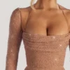 Champel Maxiklänning med cowl-hals och dekorationer i nude