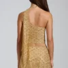 Cosette-top med asymmetrisk scarf-detalj i guld