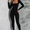 Delanie jumpsuit med fyrkantig halsringning och långa ärmar i svart