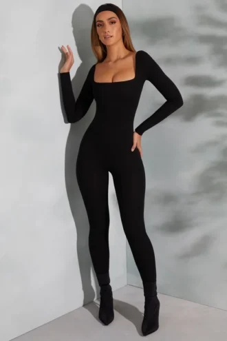 Delanie jumpsuit med fyrkantig halsringning och långa ärmar i svart