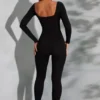Delanie jumpsuit med fyrkantig halsringning och långa ärmar i svart