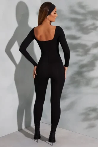 Delanie jumpsuit med fyrkantig halsringning och långa ärmar i svart