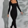 Delanie jumpsuit med fyrkantig halsringning och långa ärmar i svart