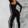 Delanie jumpsuit med fyrkantig halsringning och långa ärmar i svart