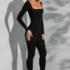 Delanie jumpsuit med fyrkantig halsringning och långa ärmar i svart