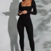 Delanie jumpsuit med fyrkantig halsringning och långa ärmar i svart