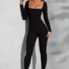Delanie jumpsuit med fyrkantig halsringning och långa ärmar i svart