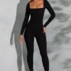 Delanie jumpsuit med fyrkantig halsringning och långa ärmar i svart