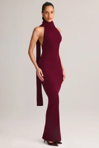 Dree ribbstickad maxiklänning med halterneck och scarf-detaljer i vinrött