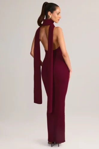 Dree ribbstickad maxiklänning med halterneck och scarf-detaljer i vinrött