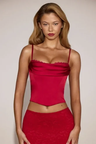 Eirwen satinkorsett med cowl-hals och snörning i True Red