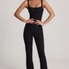 Elanie jumpsuit med rund halsringning och utsvängda ben i svart