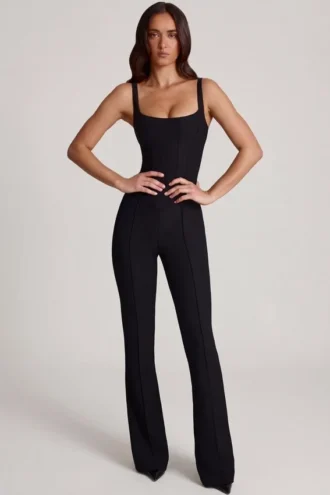 Elanie jumpsuit med rund halsringning och utsvängda ben i svart