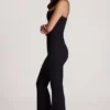 Elanie jumpsuit med rund halsringning och utsvängda ben i svart
