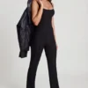 Elanie jumpsuit med rund halsringning och utsvängda ben i svart