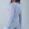 Elisia genomskinlig topp med fjäderkant i mjukblått