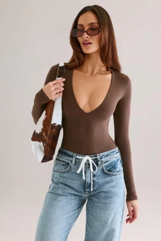 Elodie Modal Plunge långärmad bodys i chokladbrunt