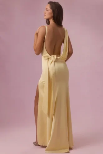 Florienne satin-draperad brudtärneklänning i smörgul