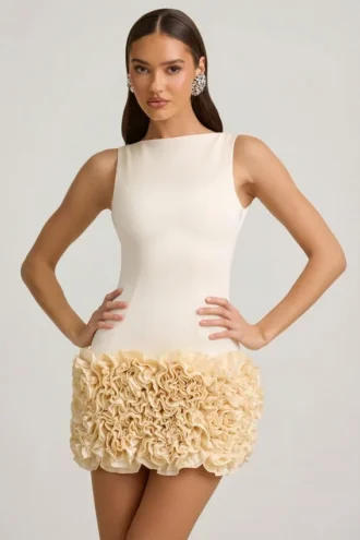 Florrie miniklänning i satin med blommiga applikationer och öppen rygg i färgen ivory